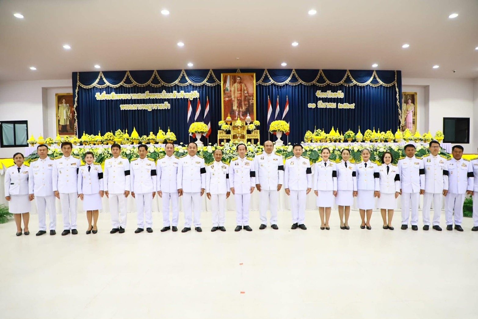 title - ส.ป.ก.ตรัง ร่วมประกอบพิธีวางพานพุ่มดอกไม้สด ถวายราชสักการะพระบรมสาทิสลักษณ์ พระบาทสมเด็จพระนั่งเกล้าเจ้าอยู่หัว พระมหาเจษฎาราชเจ้า รัชกาลที่ ๓ เนื่องในวันคล้ายวันพระราชสมภพ